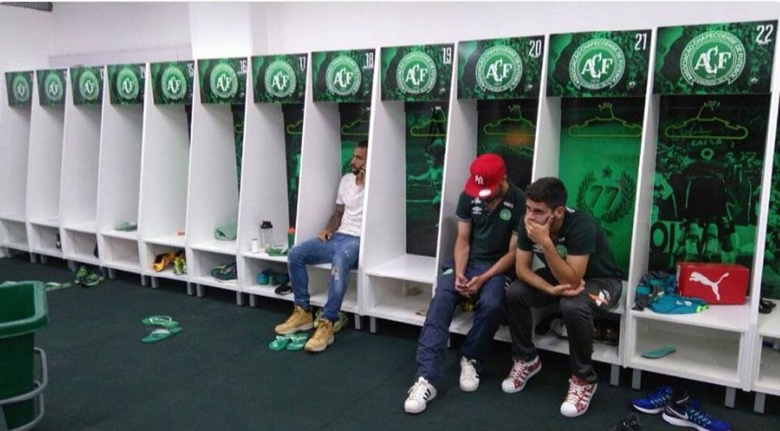 La foto di Neto negli spogliatoi riporta alla memoria quella diventata celebre di alcuni giocatori non partiti per il volo verso la Colombia negli spogliatoi subito dopo la notizia della tragedia.
